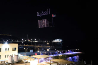 سماء العقبة تتألق بعروض ضوئية احتفاء بالجلوس الملكي ويوم الجيش وتأهل "النشامى"