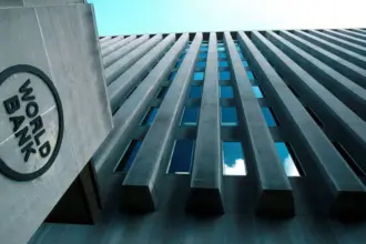 البنك الدولي يخفض توقعاته للنمو الاقتصادي العالمي