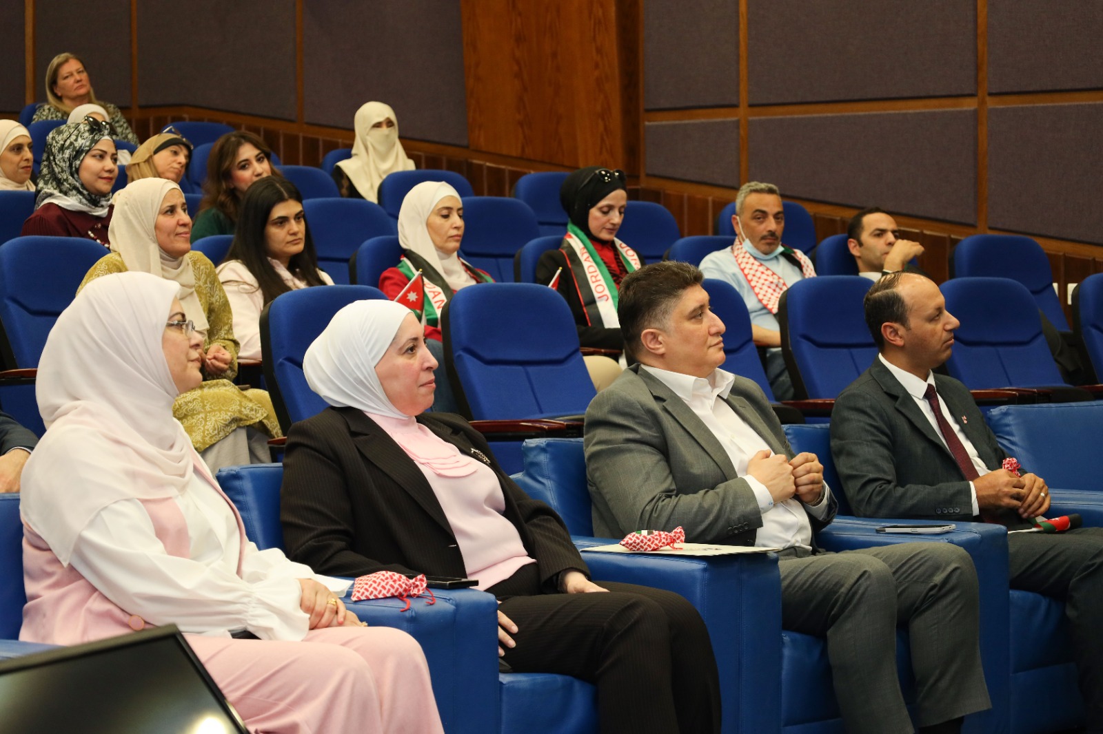 وزارة النقل تحتفل بالأعياد الوطنية