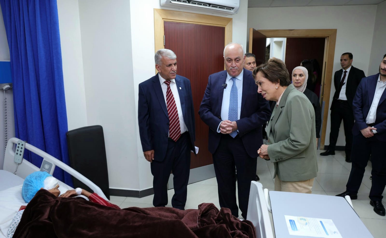 الأميرة بسمة تطمئن على مرضى حملة البر والإحسان