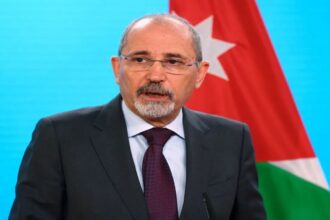 الصفدي ونظيره الفرنسي يبحثان وقف التصعيد وحماية حل الدولتين