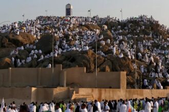 حجاج بيت الله الحرام ينفرون إلى مزدلفة بعد وقوفهم على صعيد عرفات