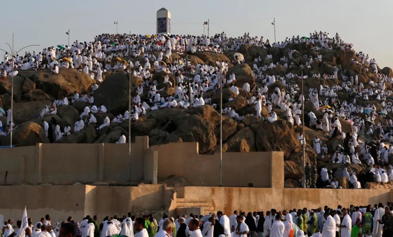 حجاج بيت الله الحرام ينفرون إلى مزدلفة بعد وقوفهم على صعيد عرفات