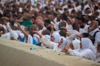 حجاج بيت الله الحرام يرمون الجمرات الثلاث في آخر أيام الحج وثالث أيام التشريق