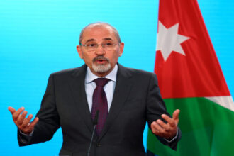 الصفدي يدعو لوقف التصعيد الإسرائيلي ويؤكد ضرورة حل الدولتين