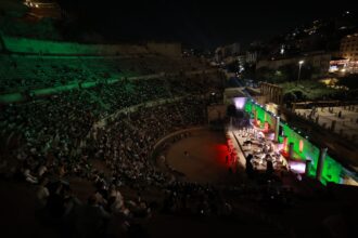 احتفال بيوم الموسيقى العالمي: طارق الناصر يبهر جمهور المدرج الروماني في أمسية استثنائية