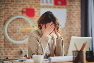 لماذا تعاني النساء من الحر أكثر من الرجال