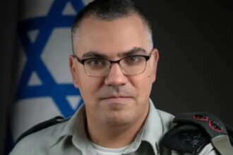 أفيخاي أدرعي يسخر من اغتيال قادة عسكريين إيرانيين