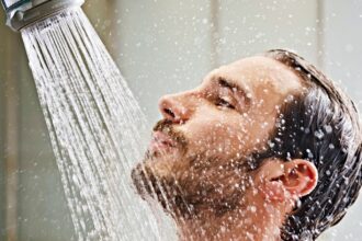 خبراء يحذرون من الاستحمام بالماء البارد بالصيف