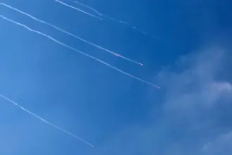 إيران تقصف وسط إسرائيل.. والاحتلال يعلن إصابات واستنفار