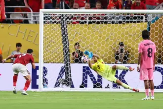 الأهلي المصري يعاقب تريزيغيه بعد خرق نظام ركلات الجزاء