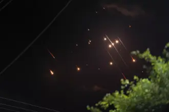 عاجل | انفجارات في سماء إربد واعتراض مسيّرة فجرًا… والأمن يحذّر المواطنين