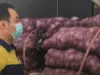 انتقام بالبصل.. صينية تثير ضجة بطريقة غير متوقعة ضد حبيبها السابق