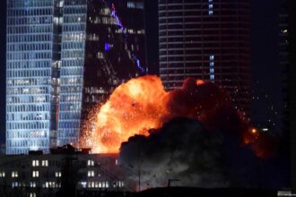 القصف الإيراني يوقع 70 مصابًا ويُدمّر برجًا سكنيًا في تل أبيب