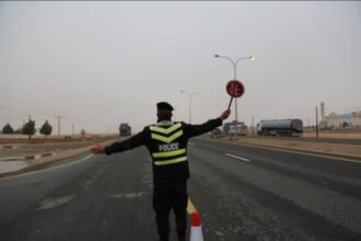 انسكاب 28 طن من المواد الخطرة على الطريق الصحراوي