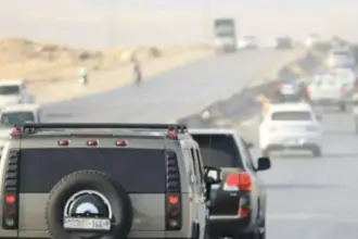 سوري يتفاجأ بسيارته المسروقة ضمن رتل أمني