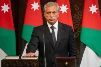 حسان يوعز بوقف مشاريع لدعم الفقراء والطلبة ضمن موازنات المحافظات