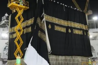 الكعبة ترتدي ثوبها الجديد وسط طقوس مهيبة واستعدادات دقيقة