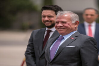 الأردنيون يحتفلون بالذكرى الـ 26 لعيد الجلوس الملكي