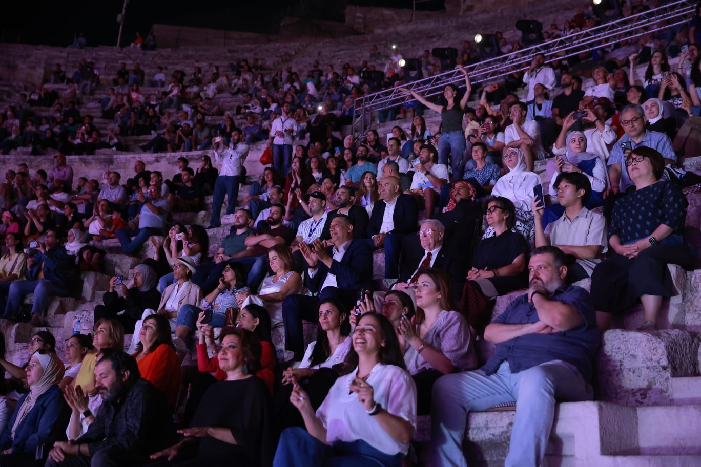احتفال بيوم الموسيقى العالمي: طارق الناصر يبهر جمهور المدرج الروماني في أمسية استثنائية