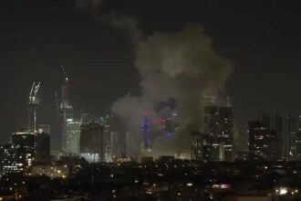 إيران تستهدف وسط إسرائيل بـ150 صاروخًا وتل أبيب تتوعد بالرد