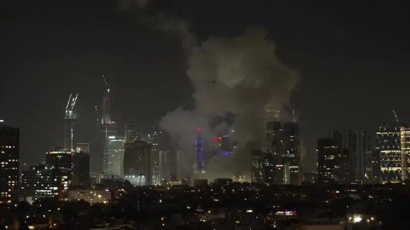 إيران تستهدف وسط إسرائيل بـ150 صاروخًا وتل أبيب تتوعد بالرد