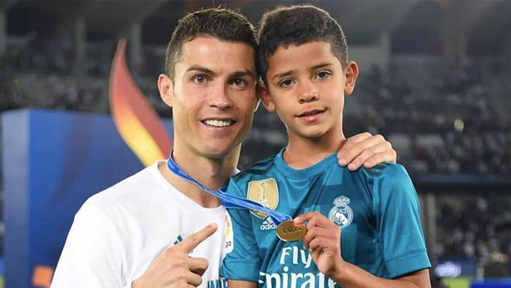 رونالدو وابنه يخطفان الأضواء من الجيم إلى الملاعب