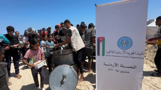 الأردن يدعم النازحين في خان يونس بمياه وطعام
