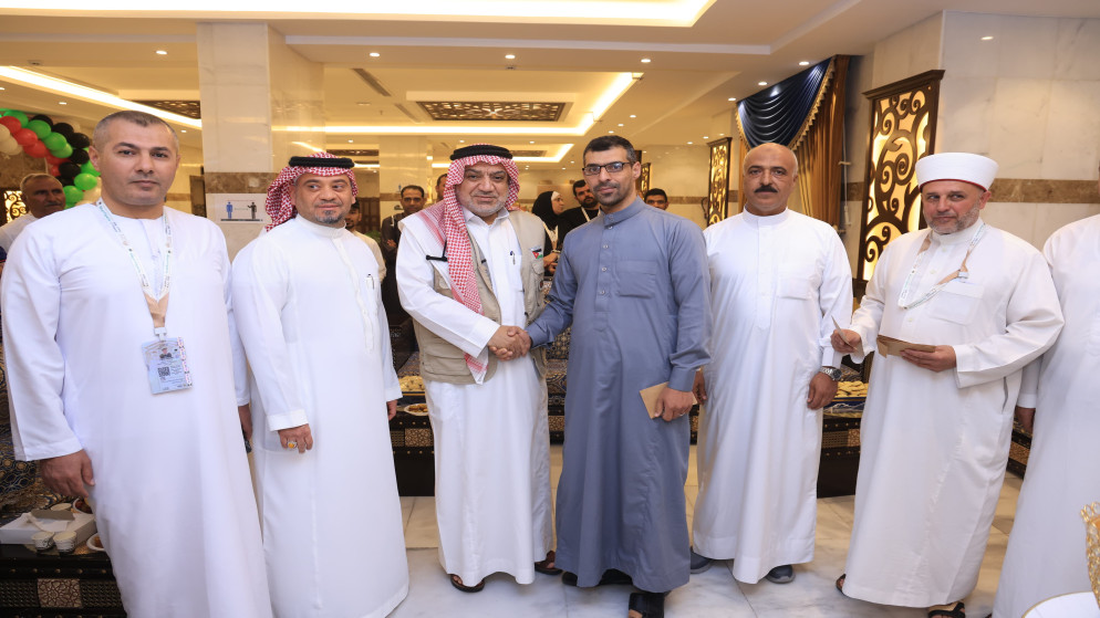 الخلايلة يزور بعثتي الحج العسكريتين ويكرّم حفظة القرآن في مكة