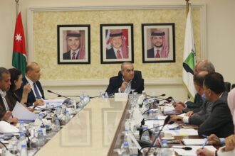 أبو السمن يؤكد ضرورة إنجاز مشاريع اللامركزية قبل نهاية العام