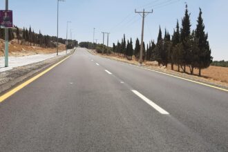 الأشغال تبدأ إعادة تأهيل طريق الطفيلة – الكرك