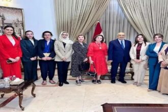 الفنانة إلهام شاهين وهالة تستغيثان بعد إغلاق الأجواء بالعراق