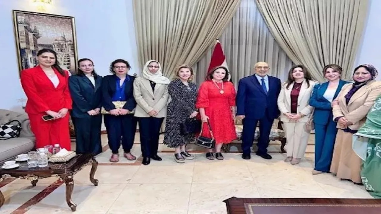 الفنانة إلهام شاهين وهالة تستغيثان بعد إغلاق الأجواء بالعراق