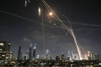 عاجل | إيران تبدأ الرد: مئات الصواريخ تستهدف إسرائيل