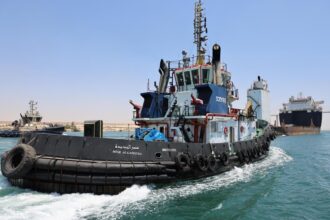 عاجل | كارثة في قناة السويس بسبب اصطدام سفينة بمعدية