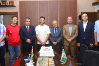 جامعة البترا تكرّم طالبها ولاعب المنتخب خالد زكريا احتفاءً بالتأهّل إلى كأس العالم