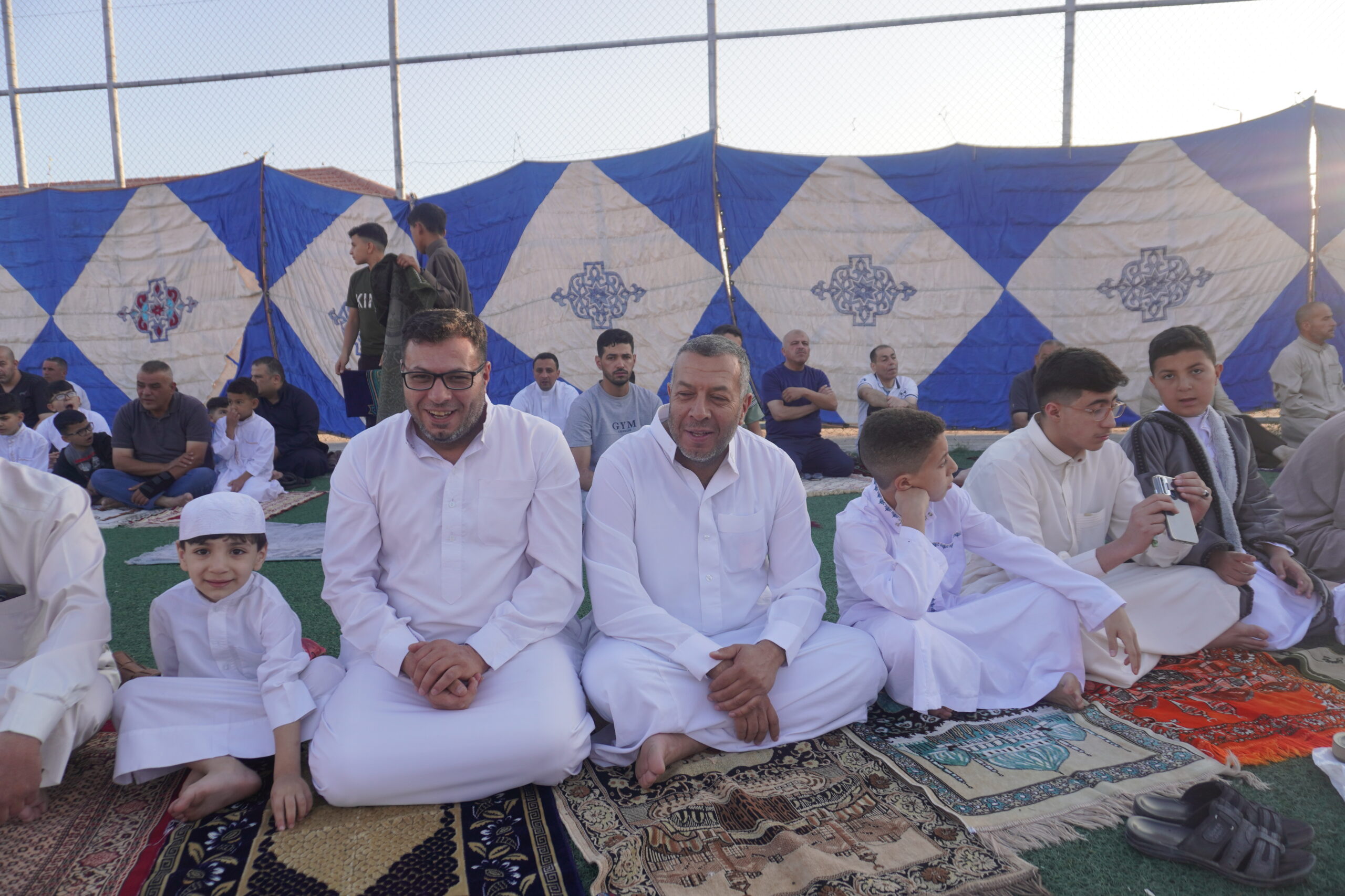 فرحة العيد تملأ الساحات.. المصلّون يؤدّون صلاة عيد الأضحى في أجواء روحانية وإيمانية (صور)