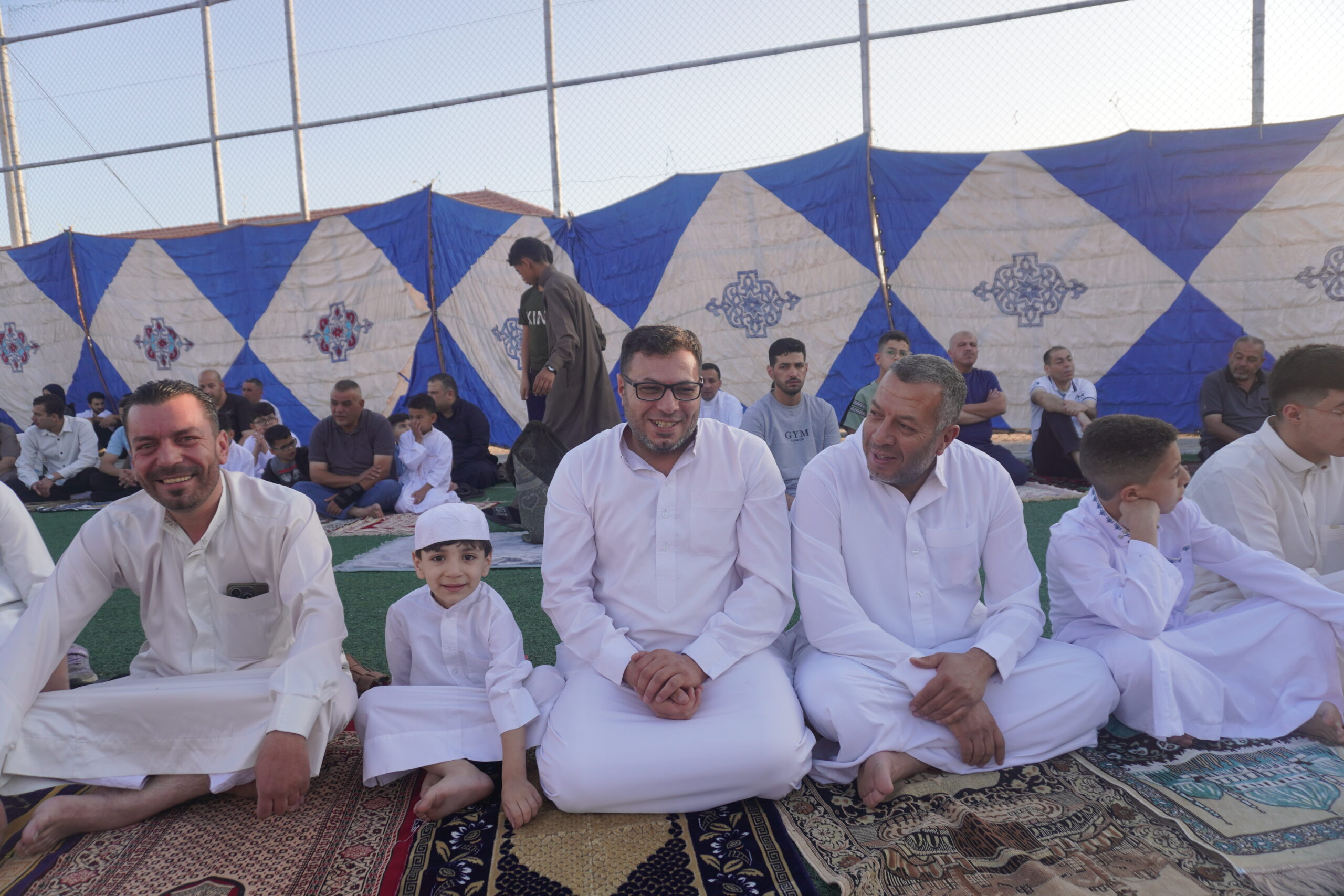 فرحة العيد تملأ الساحات.. المصلّون يؤدّون صلاة عيد الأضحى في أجواء روحانية وإيمانية (صور)