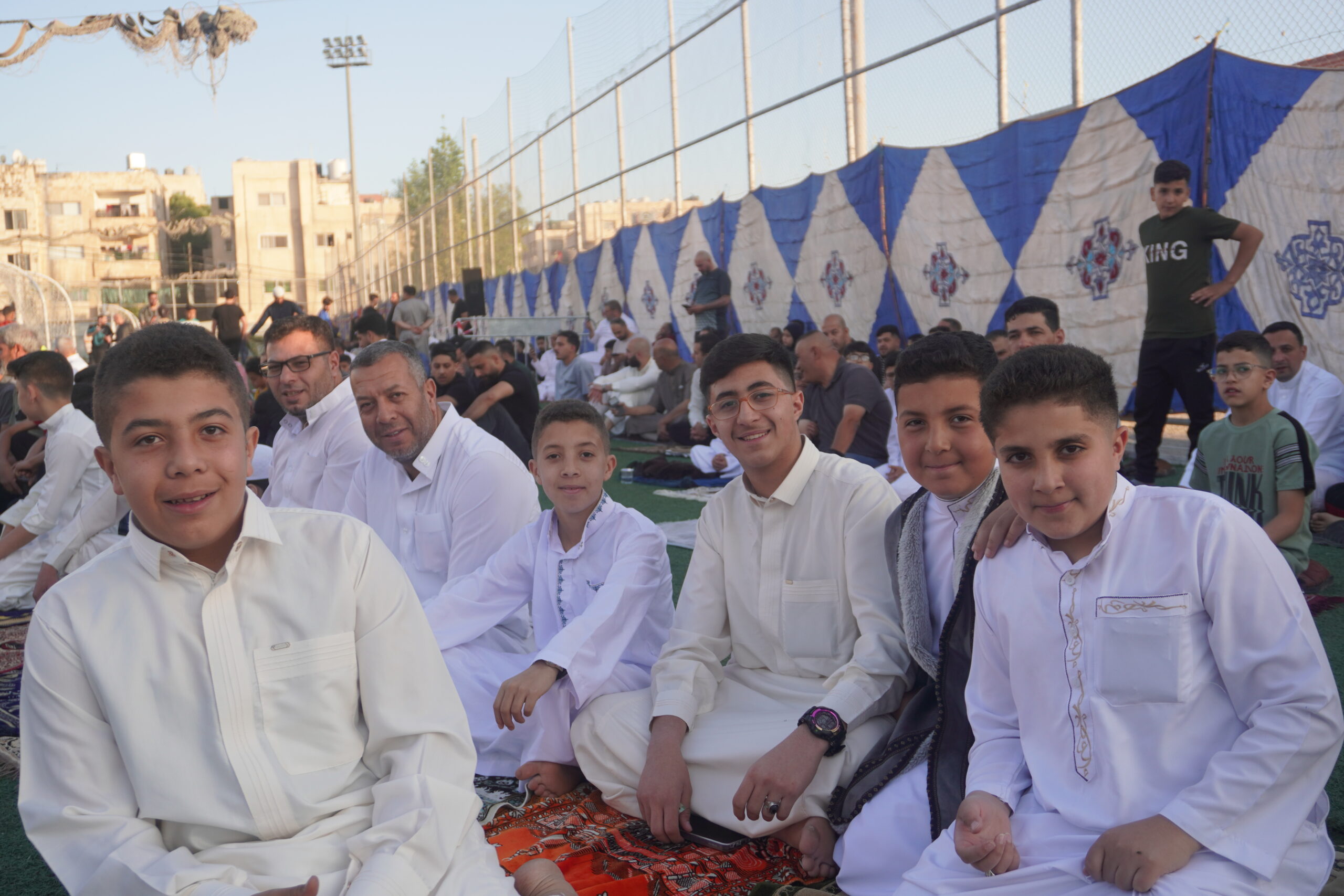 فرحة العيد تملأ الساحات.. المصلّون يؤدّون صلاة عيد الأضحى في أجواء روحانية وإيمانية (صور)