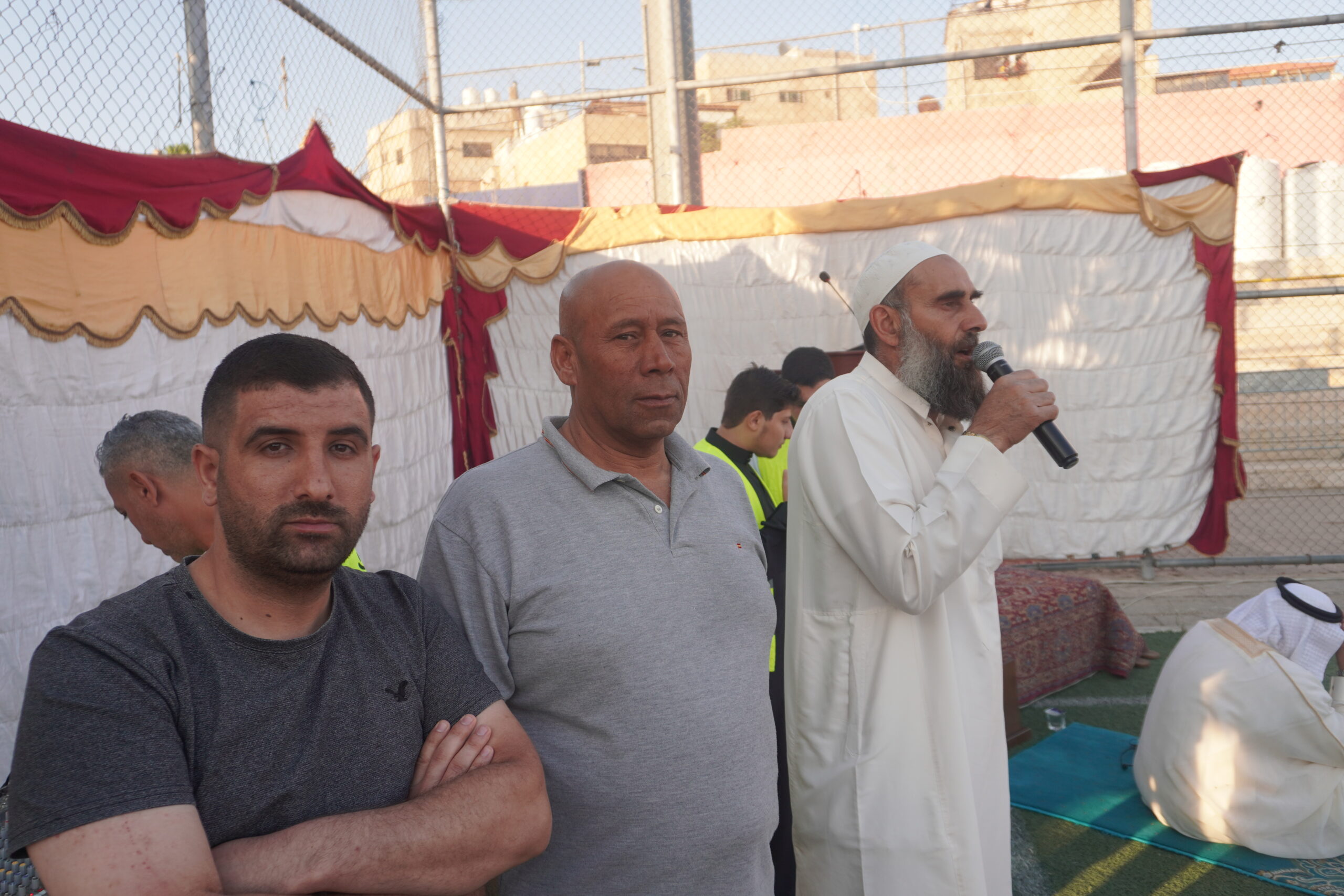 فرحة العيد تملأ الساحات.. المصلّون يؤدّون صلاة عيد الأضحى في أجواء روحانية وإيمانية (صور)