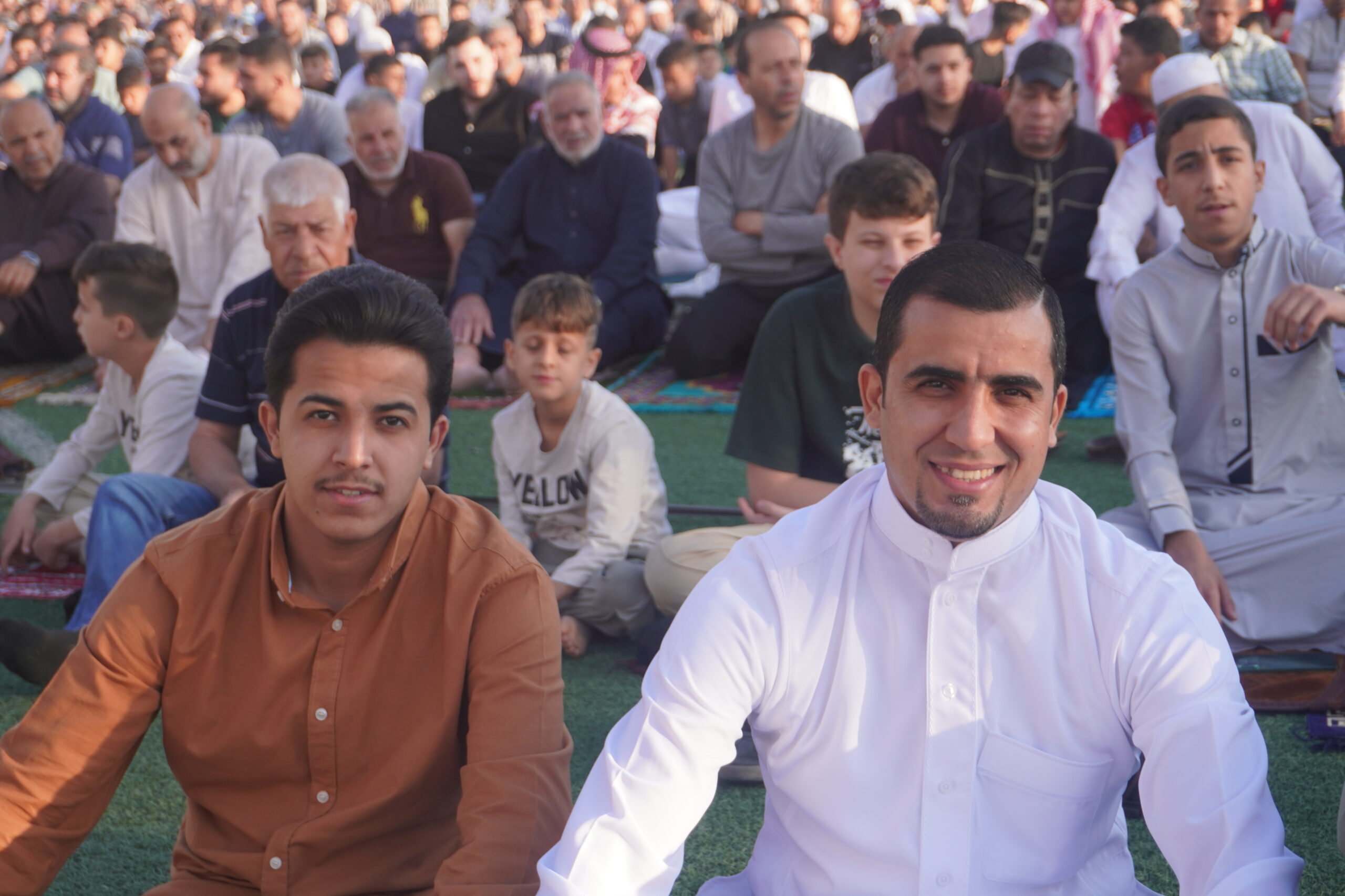 فرحة العيد تملأ الساحات.. المصلّون يؤدّون صلاة عيد الأضحى في أجواء روحانية وإيمانية (صور)