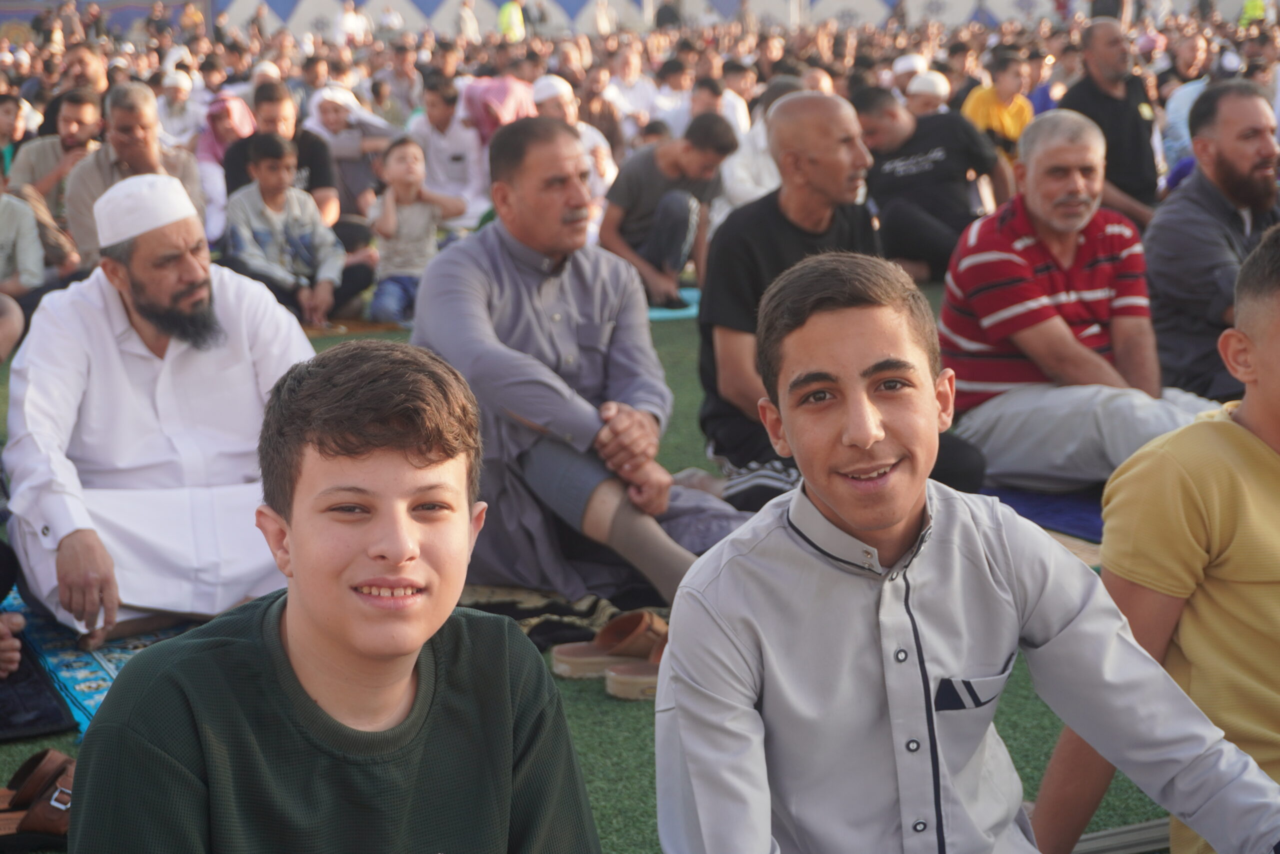 فرحة العيد تملأ الساحات.. المصلّون يؤدّون صلاة عيد الأضحى في أجواء روحانية وإيمانية (صور)