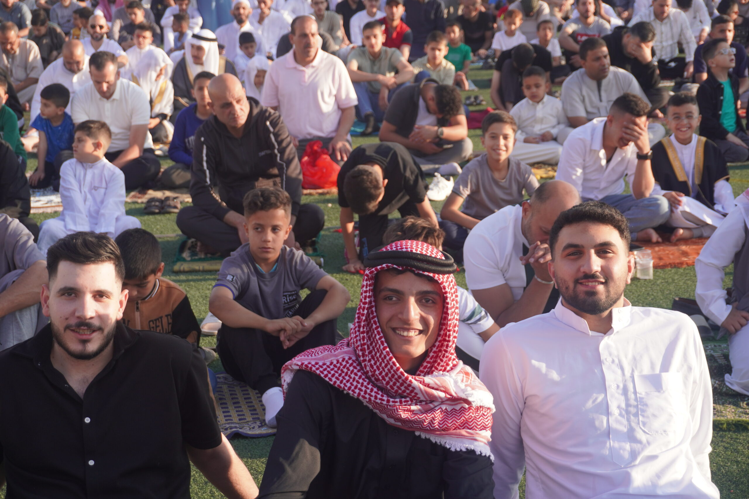 فرحة العيد تملأ الساحات.. المصلّون يؤدّون صلاة عيد الأضحى في أجواء روحانية وإيمانية (صور)
