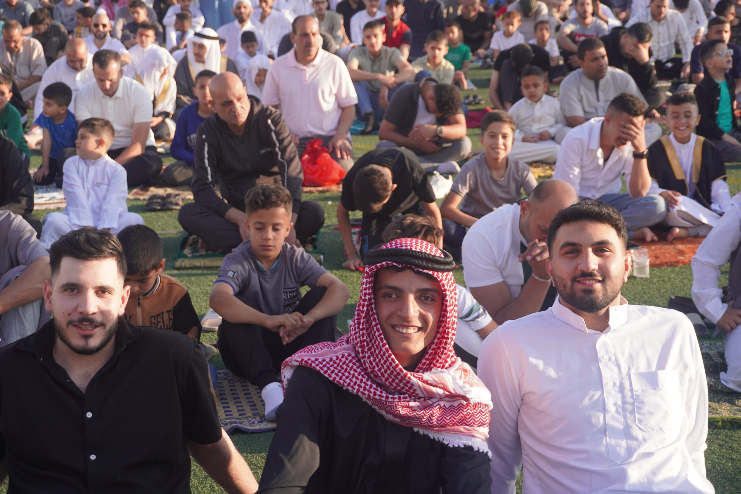 فرحة العيد تملأ الساحات.. المصلّون يؤدّون صلاة عيد الأضحى في أجواء روحانية وإيمانية (صور)