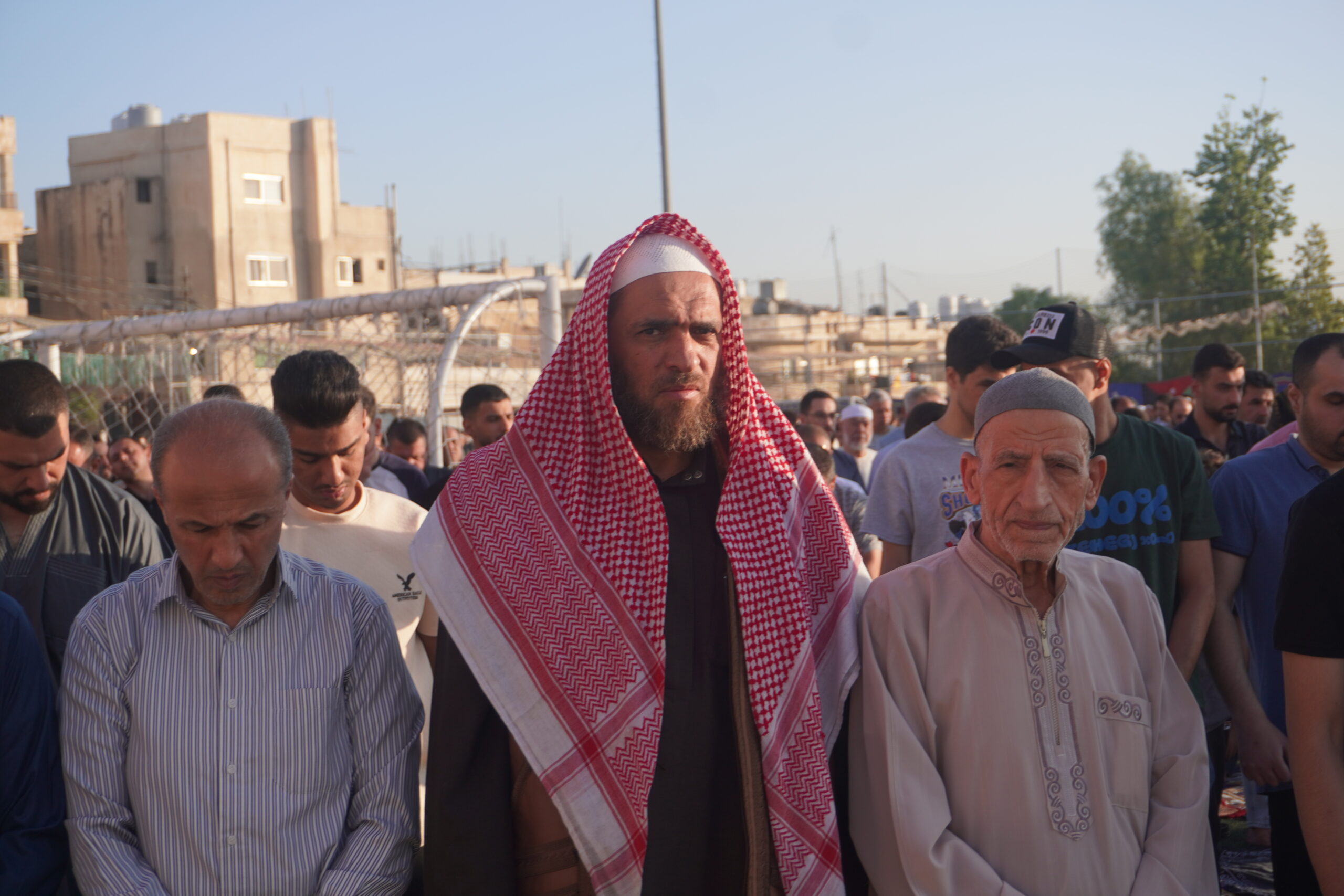 فرحة العيد تملأ الساحات.. المصلّون يؤدّون صلاة عيد الأضحى في أجواء روحانية وإيمانية (صور)