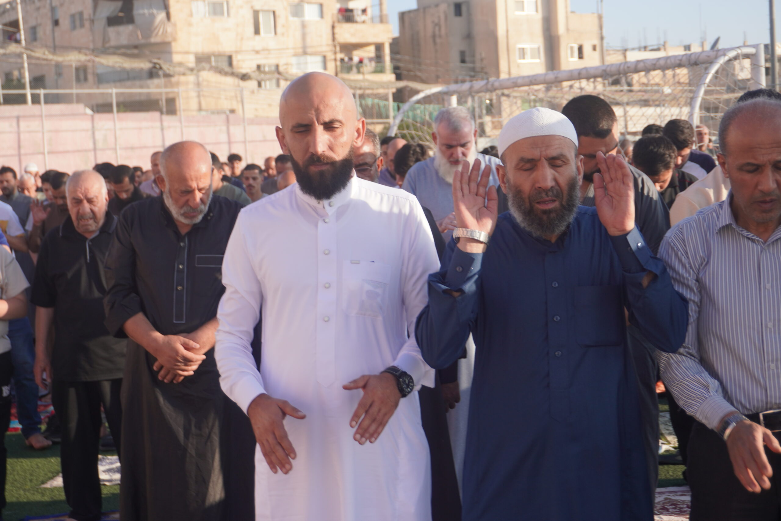 فرحة العيد تملأ الساحات.. المصلّون يؤدّون صلاة عيد الأضحى في أجواء روحانية وإيمانية (صور)
