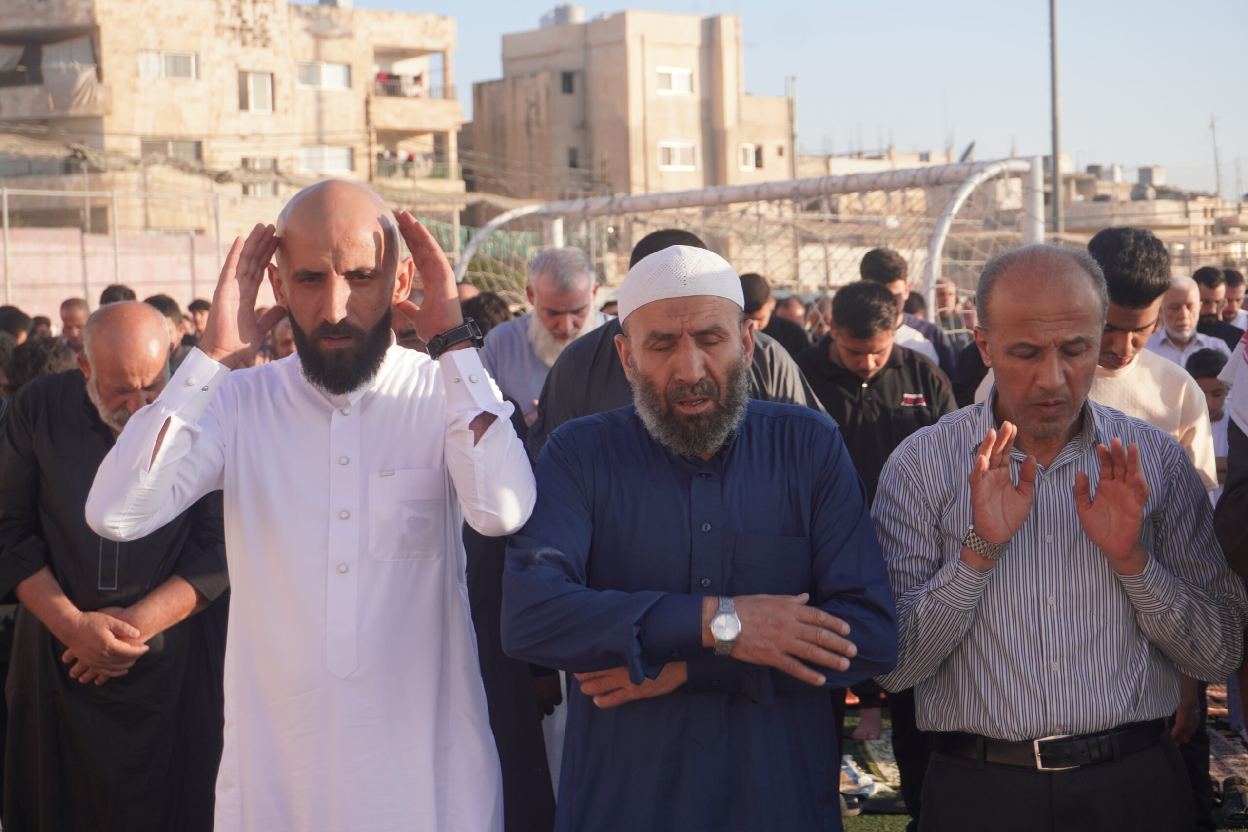فرحة العيد تملأ الساحات.. المصلّون يؤدّون صلاة عيد الأضحى في أجواء روحانية وإيمانية (صور)