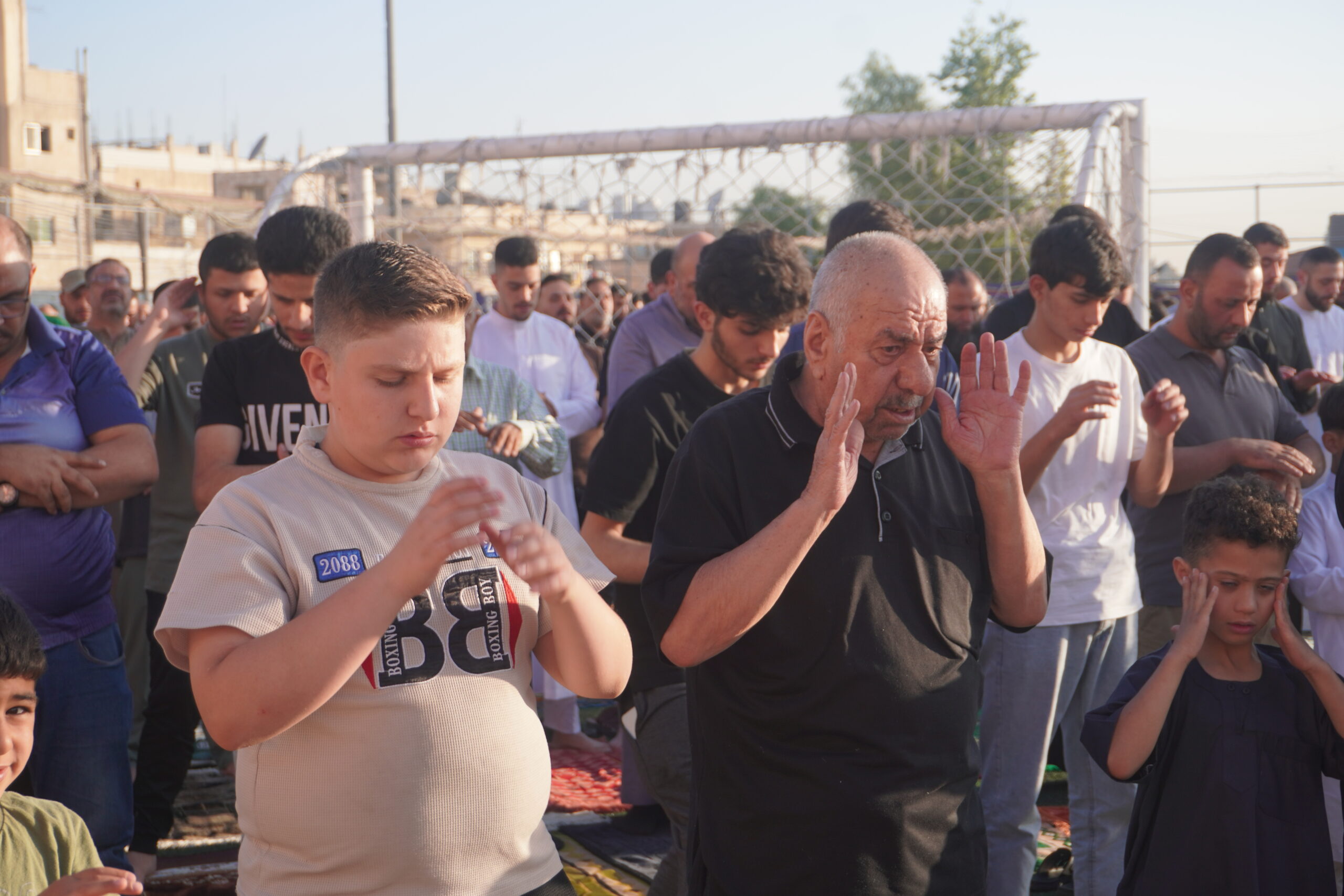 فرحة العيد تملأ الساحات.. المصلّون يؤدّون صلاة عيد الأضحى في أجواء روحانية وإيمانية (صور)