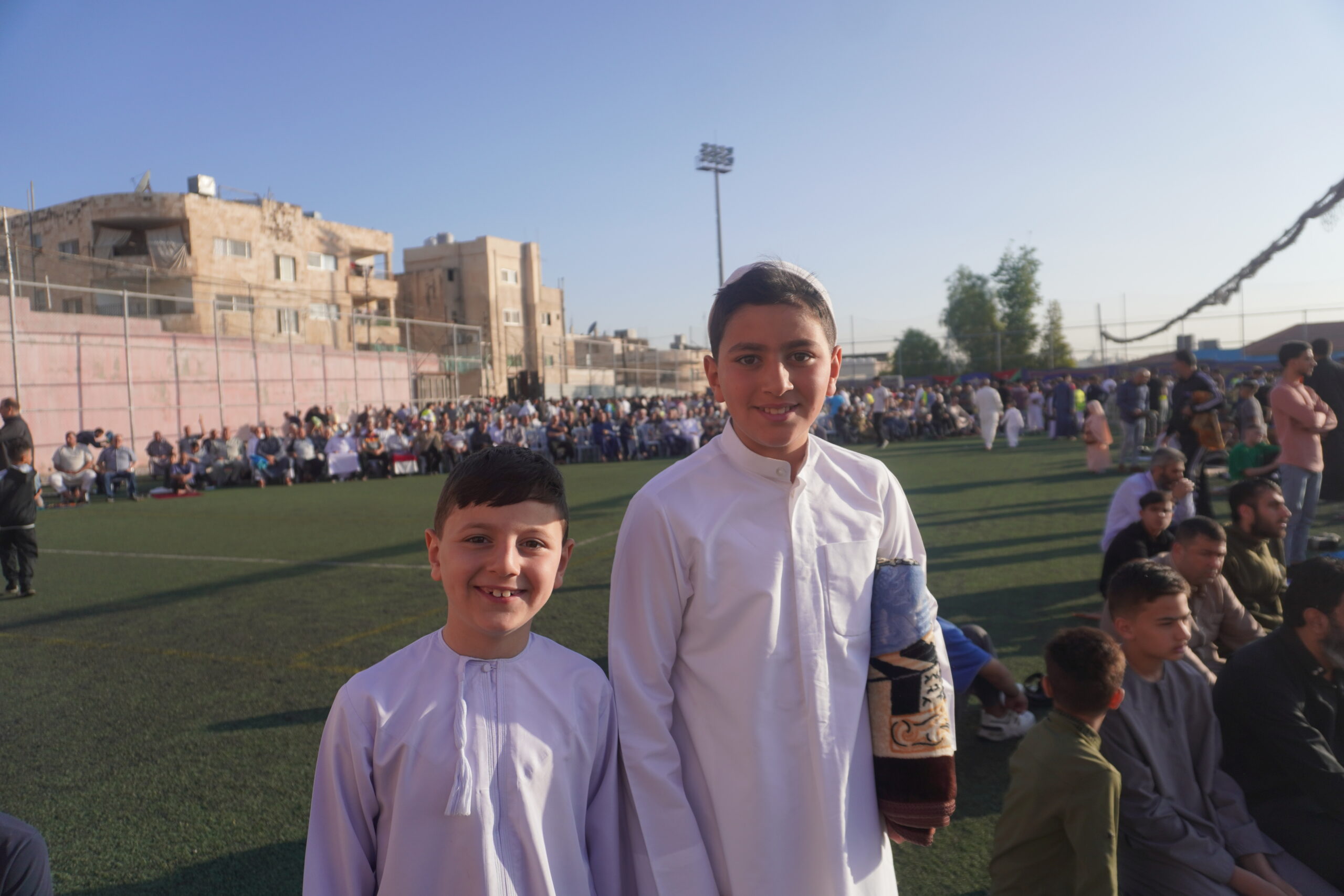 فرحة العيد تملأ الساحات.. المصلّون يؤدّون صلاة عيد الأضحى في أجواء روحانية وإيمانية (صور)