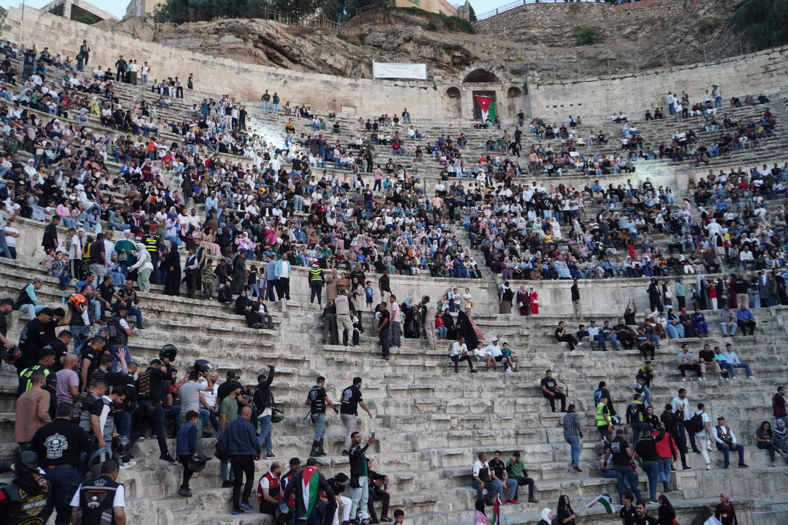 صور وفيديو.. العيسوي يرعى احتفالاً جماهيريا حاشدا بالمدرج الروماني